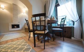 Colonial ultra center apartment